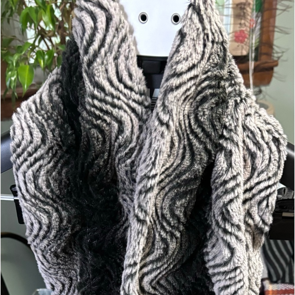 Faux fur scarf, fun design, super soft and warm, great condition